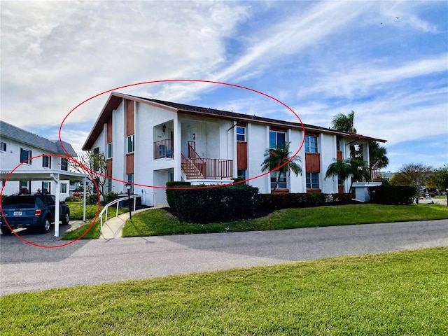 view of front of house featuring a front lawn