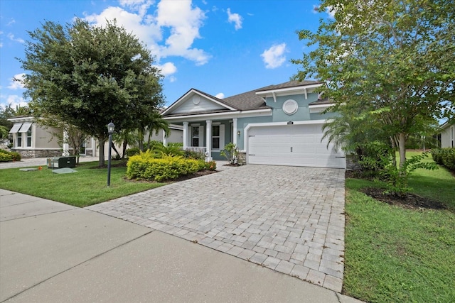 view of front facade featuring a garage and a front yard