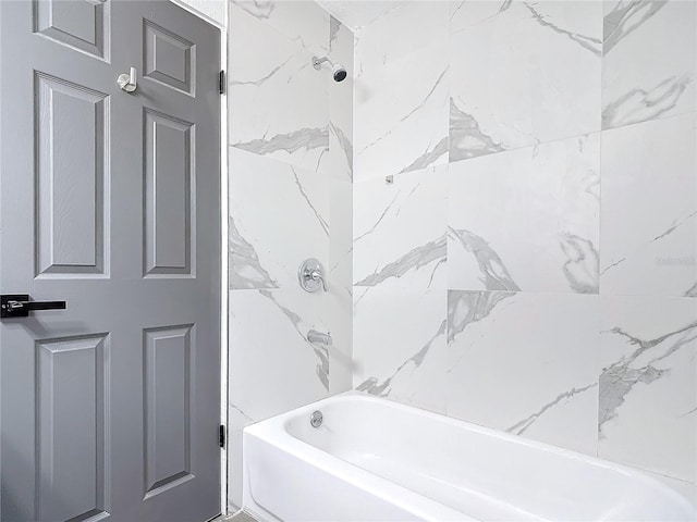 bathroom featuring tiled shower / bath combo