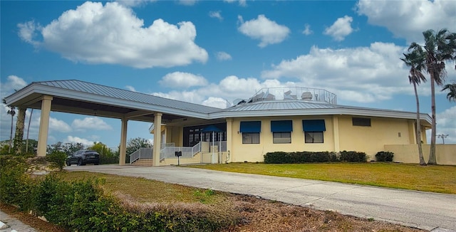 view of front facade with a front yard