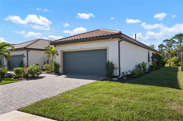 view of front facade with a garage and a front yard