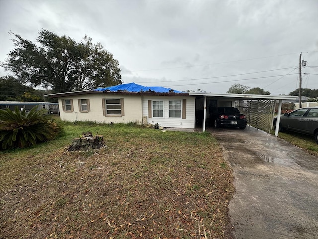 view of front of house with a carport and a front yard