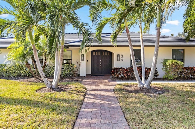 ranch-style house featuring a front lawn