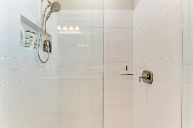 bathroom featuring a tile shower