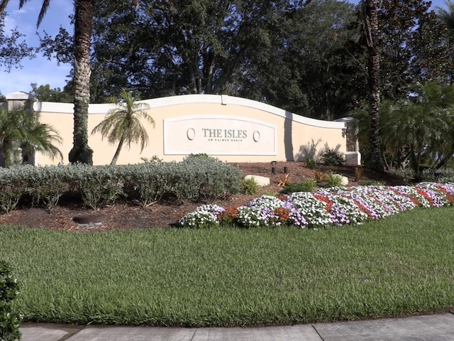 community sign with a yard