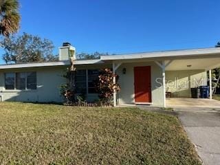 view of front of home featuring a carport and a front yard