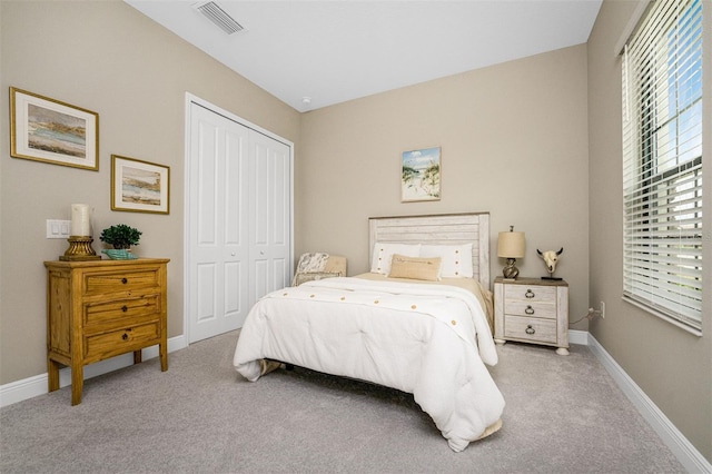 bedroom featuring carpet flooring and a closet