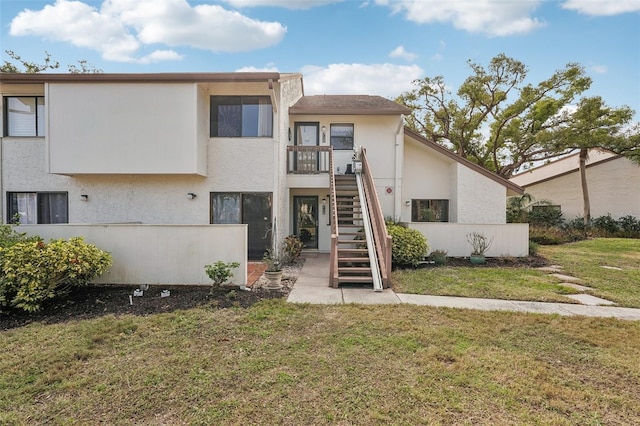 view of front facade featuring a front yard