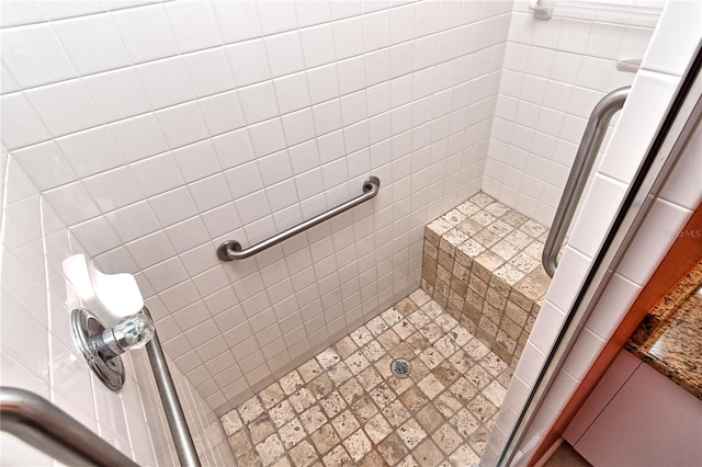 bathroom featuring tiled shower