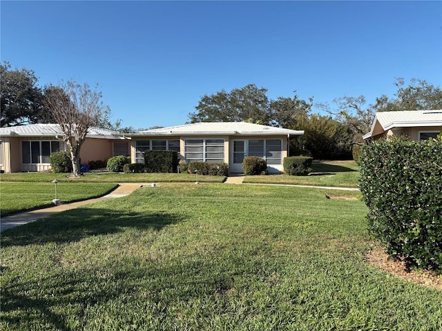 view of front facade with a front yard