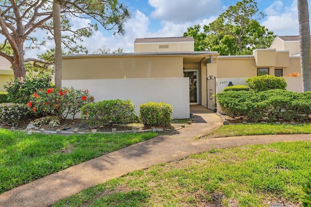 view of front of property featuring a front lawn