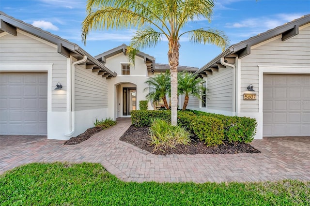 view of front of property featuring a garage