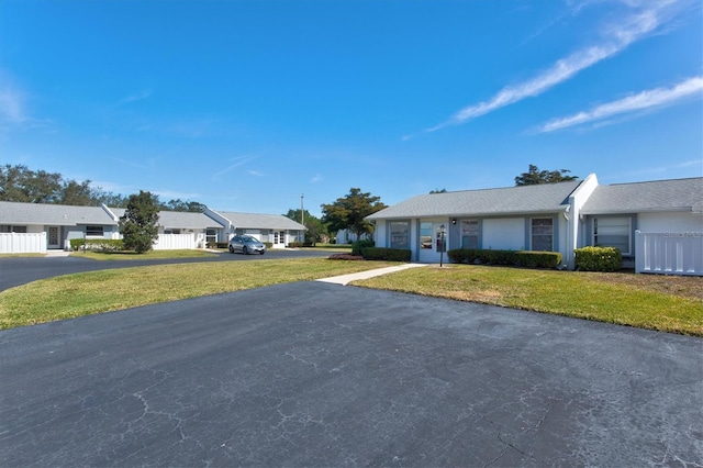 single story home with a front lawn