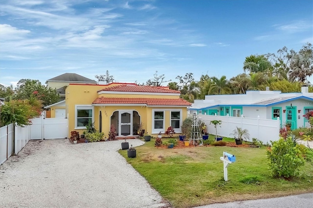 view of front of house featuring a front lawn