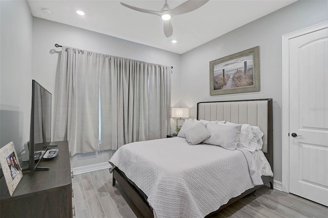 bedroom with ceiling fan, recessed lighting, baseboards, and wood tiled floor