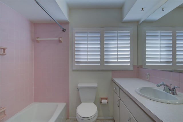 full bathroom featuring tiled shower / bath combo, vanity, decorative backsplash, and toilet