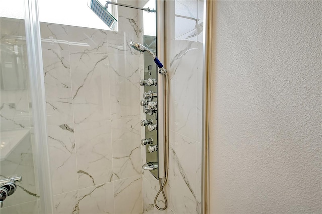 bathroom featuring a tile shower