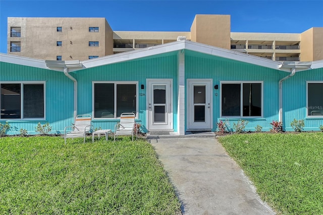 view of front facade featuring a front yard