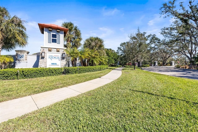 view of property's community featuring a yard