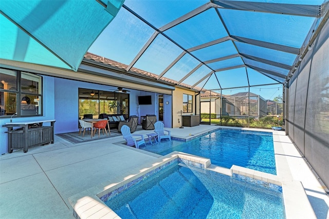 view of pool with an in ground hot tub, ceiling fan, a lanai, and a patio area