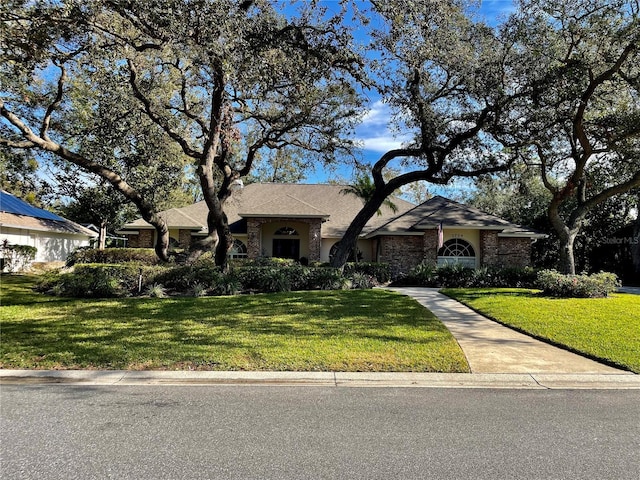 single story home featuring a front lawn