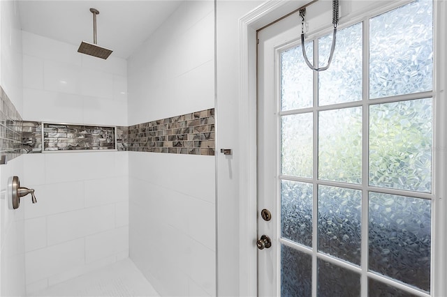 bathroom featuring a tile shower