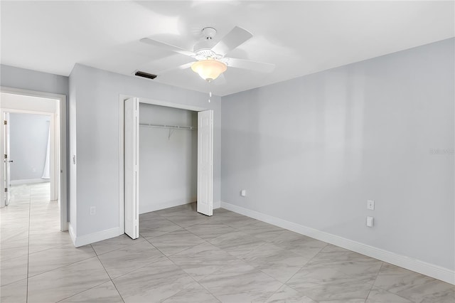 unfurnished bedroom with ceiling fan and a closet