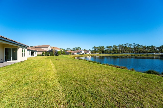 view of yard featuring a water view