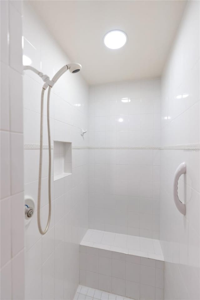 bathroom featuring a tile shower