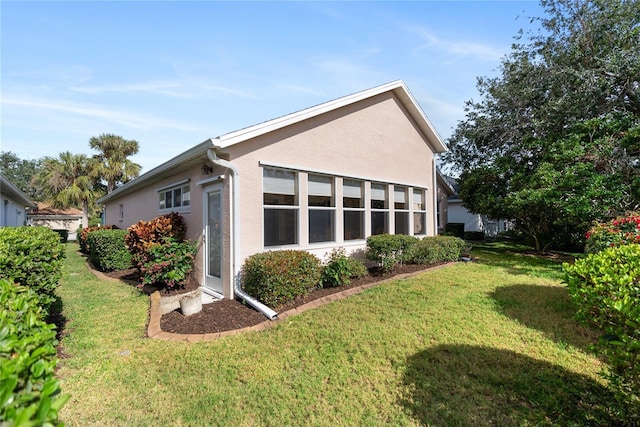 view of side of property featuring a lawn