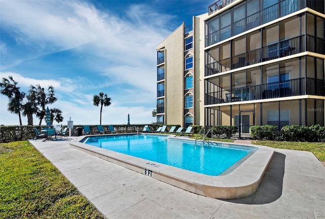 view of swimming pool featuring a patio