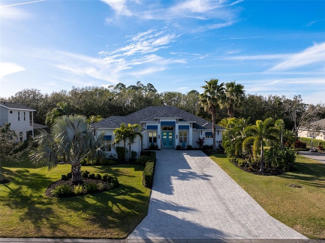 view of front of property featuring a front yard