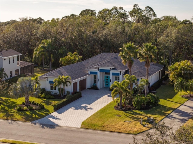 view of front of property featuring a front lawn