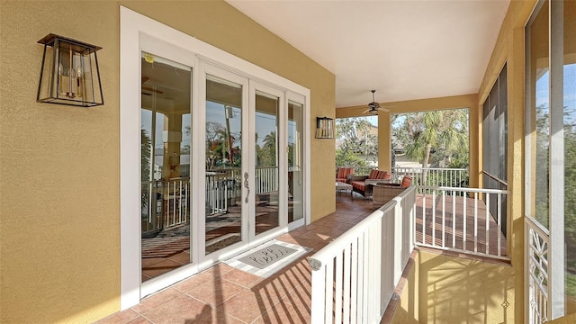 sunroom / solarium featuring ceiling fan