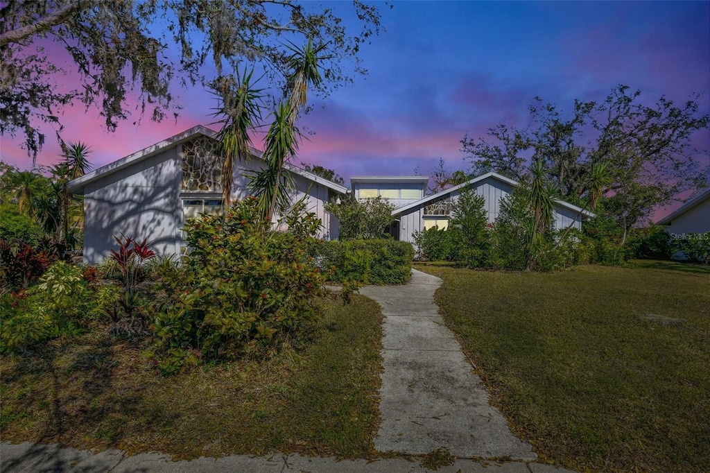 mid-century modern home featuring a front yard