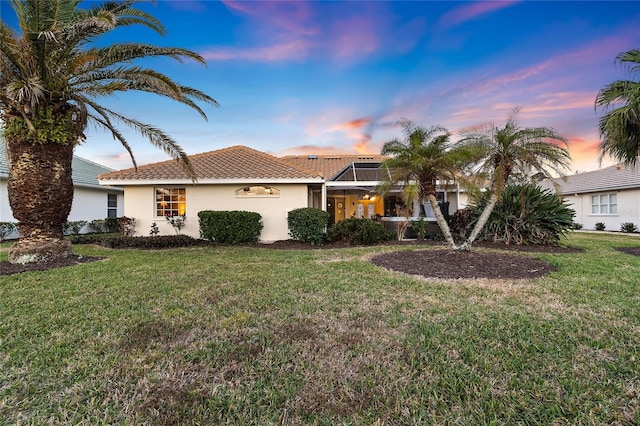 view of front of property featuring a yard