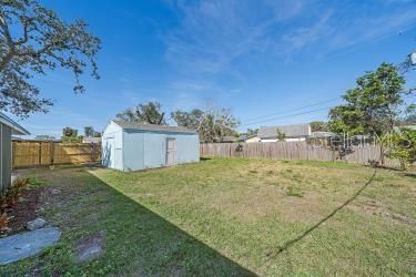 view of yard featuring a shed