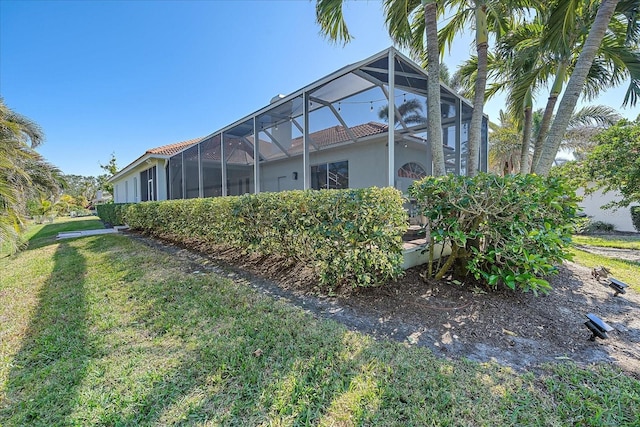 view of yard with a lanai