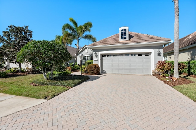 view of front facade featuring a garage and a front yard