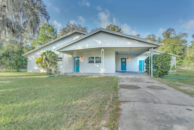 view of front of house featuring a carport and a front yard