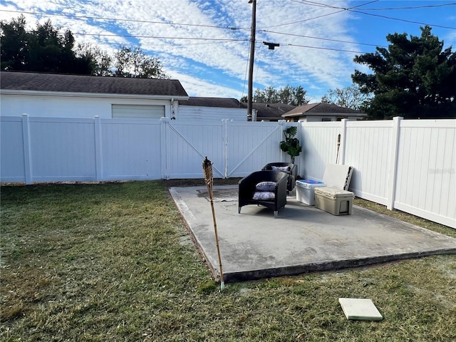 view of yard featuring a patio