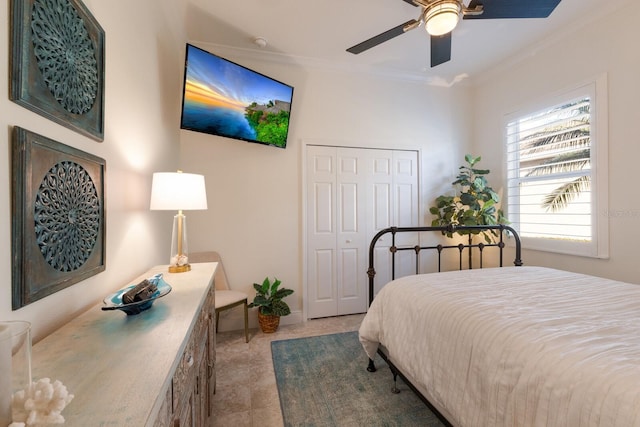 bedroom featuring ceiling fan, ornamental molding, and a closet