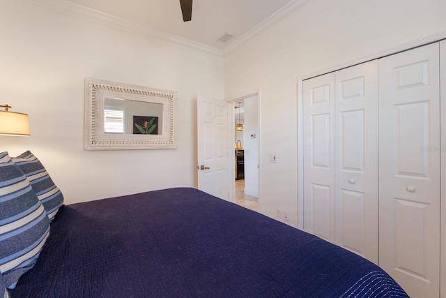 unfurnished bedroom with crown molding, ceiling fan, and a closet