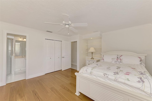 bedroom featuring light hardwood / wood-style flooring, ornamental molding, a closet, and ceiling fan