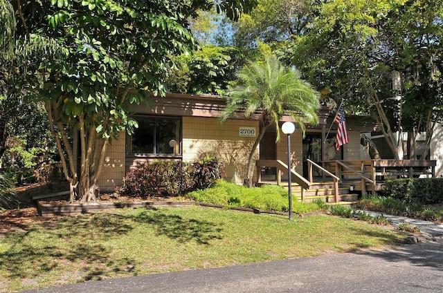 view of front of house featuring a front yard