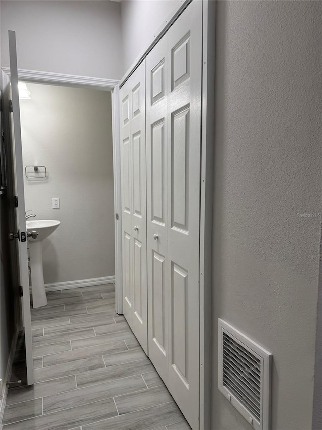 bathroom featuring sink