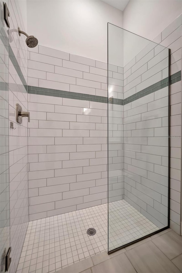 bathroom featuring tiled shower