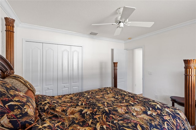 bedroom with crown molding, a closet, and ceiling fan