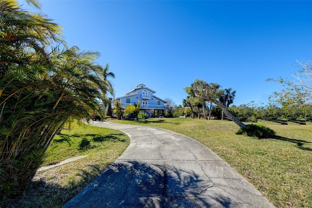 view of property's community featuring a lawn