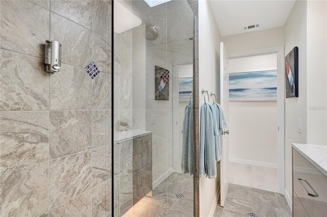 bathroom featuring a tile shower